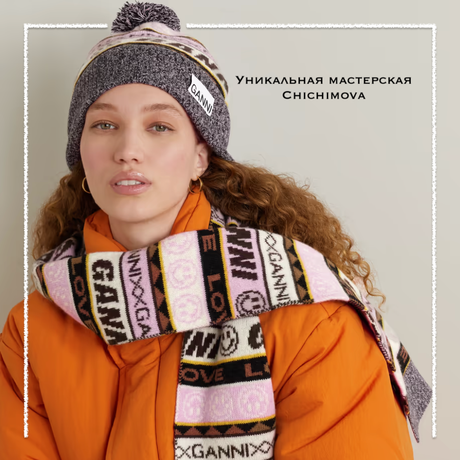 Шапочка Gucci связана косой вязкой из коричневой шерсти, контрастирующей с культовыми красными и зелеными полосками. Она украшена пушистым помпоном сверху и имеет ребристый отворот с нашивкой в виде логотипа GG. Носите свою шапку практически с любой верхней одеждой.