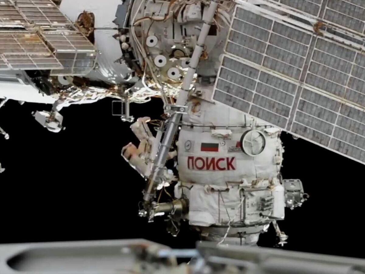    Выход в открытый космос с борта МКС российских космонавтов Олега Артемьева и Дениса Матвеева© Фото : Роскосмос