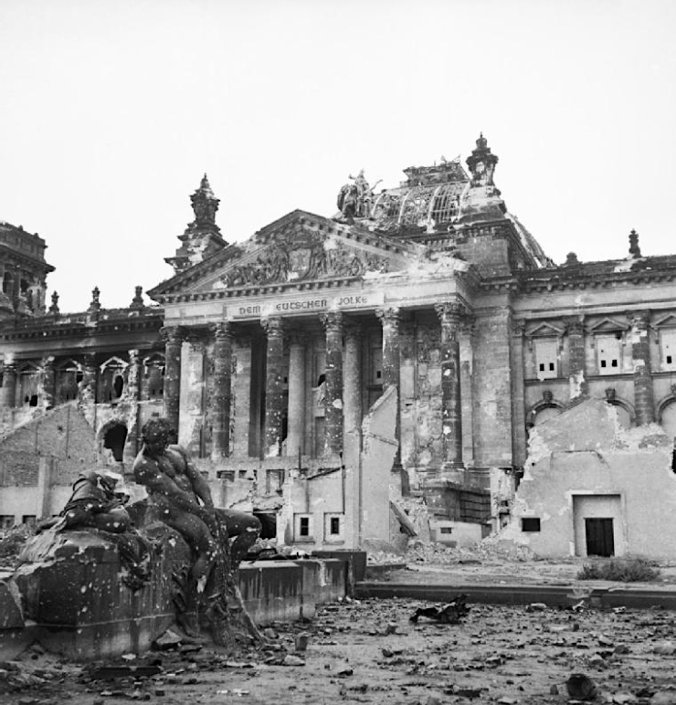 Фотография, сделанная в июне 1945 года, поврежденный бомбой Рейхстаг в Берлине. (Имперский военный музей, Лондон)