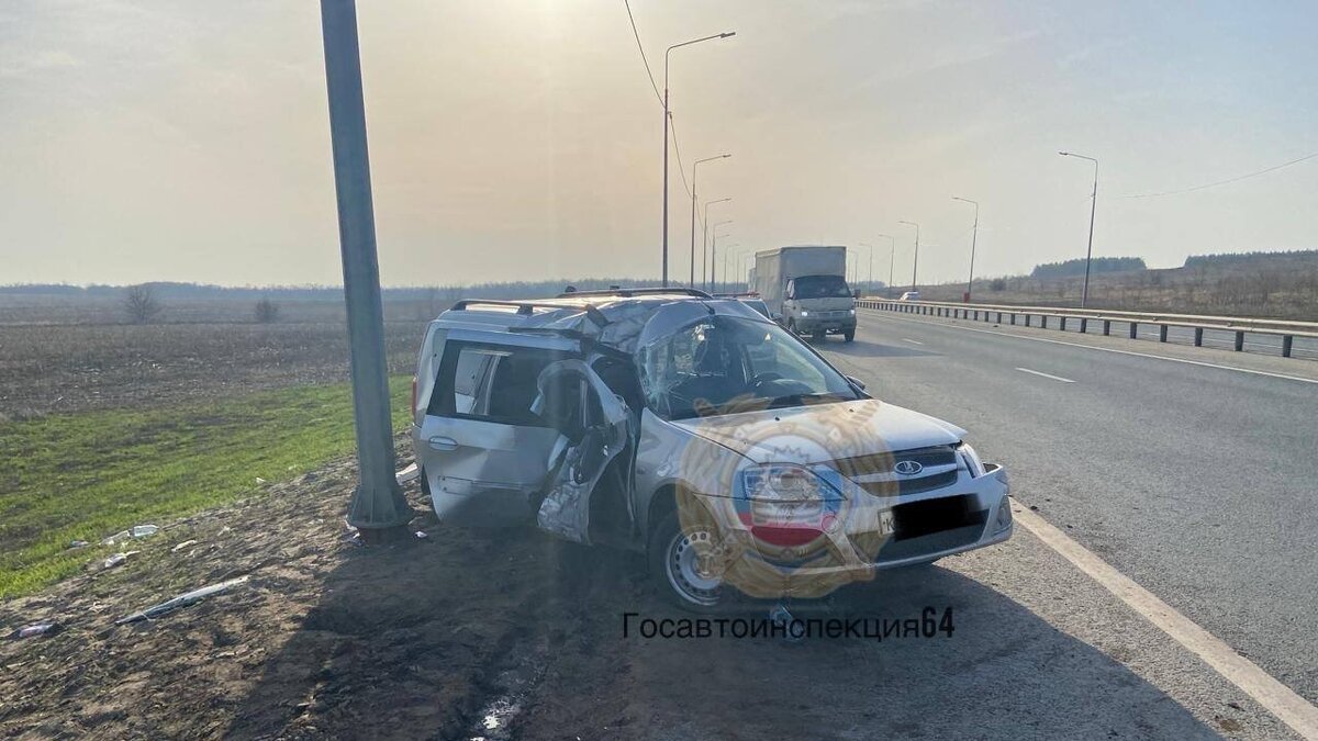    В Саратове 7 человек пострадали во въехавшем в опору ЛЭП «Ларгусе» Новости Саратова и области – Сетевое издание «Репортер64»