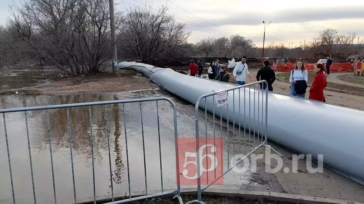 Наливная дамба МЧС у ЖК «Риверсайд» в Оренбурге сдерживает воду: видео |  56orb.ru | Дзен