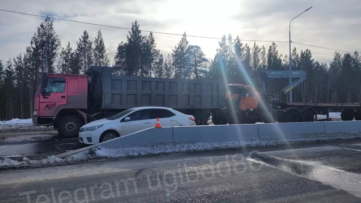     Водитель «КамАЗа» из Тобольска собрал в ДТП два большегруза и легковушку. Виновник аварии получил травмы.