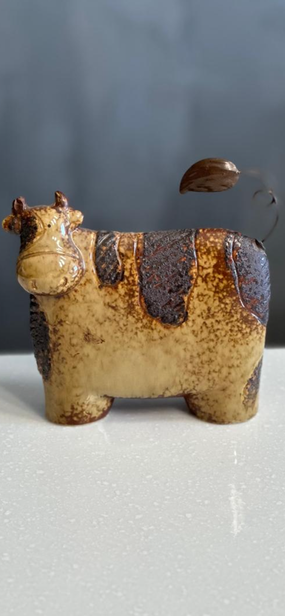 Корова из Сербии, сделана 😂в Новосибирске, это и привлекло, вернула землячку домой. Корова фляжка.Привезла с коньяком. 