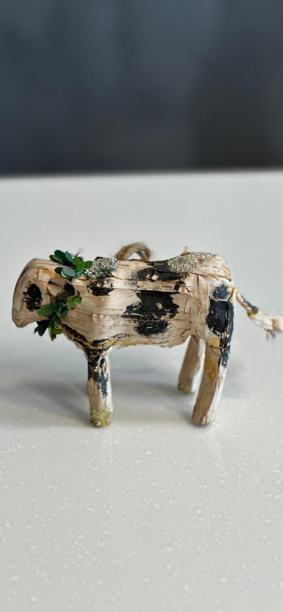 Корова — любимка. Камера не передает всей тончайшей работы из бересты. Потрясающее чудо из Белорусскии. Подарок. Корова с историей. 