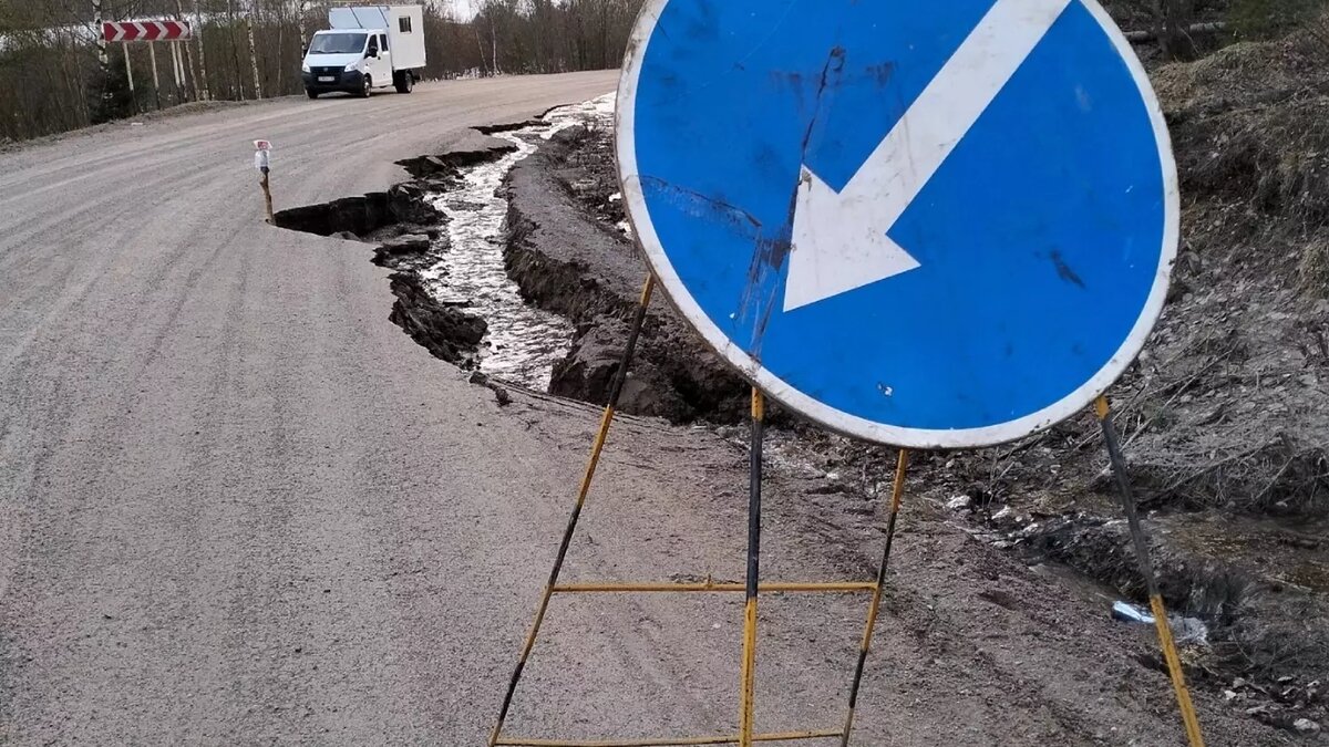     Обрушение произошло на участке региональной автодороги, администрация района РК поделилась кадрами с места ЧП.