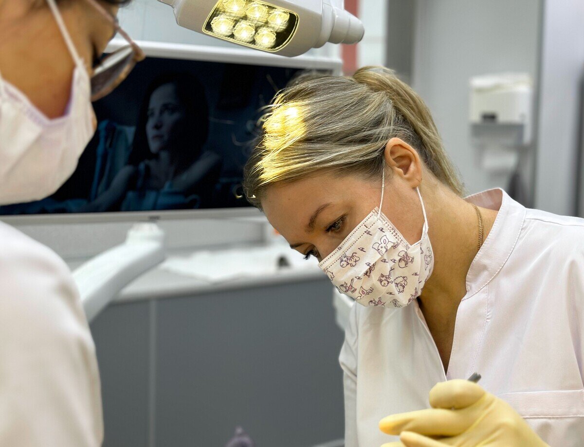 Врач-стоматолог и его ассистент за работой