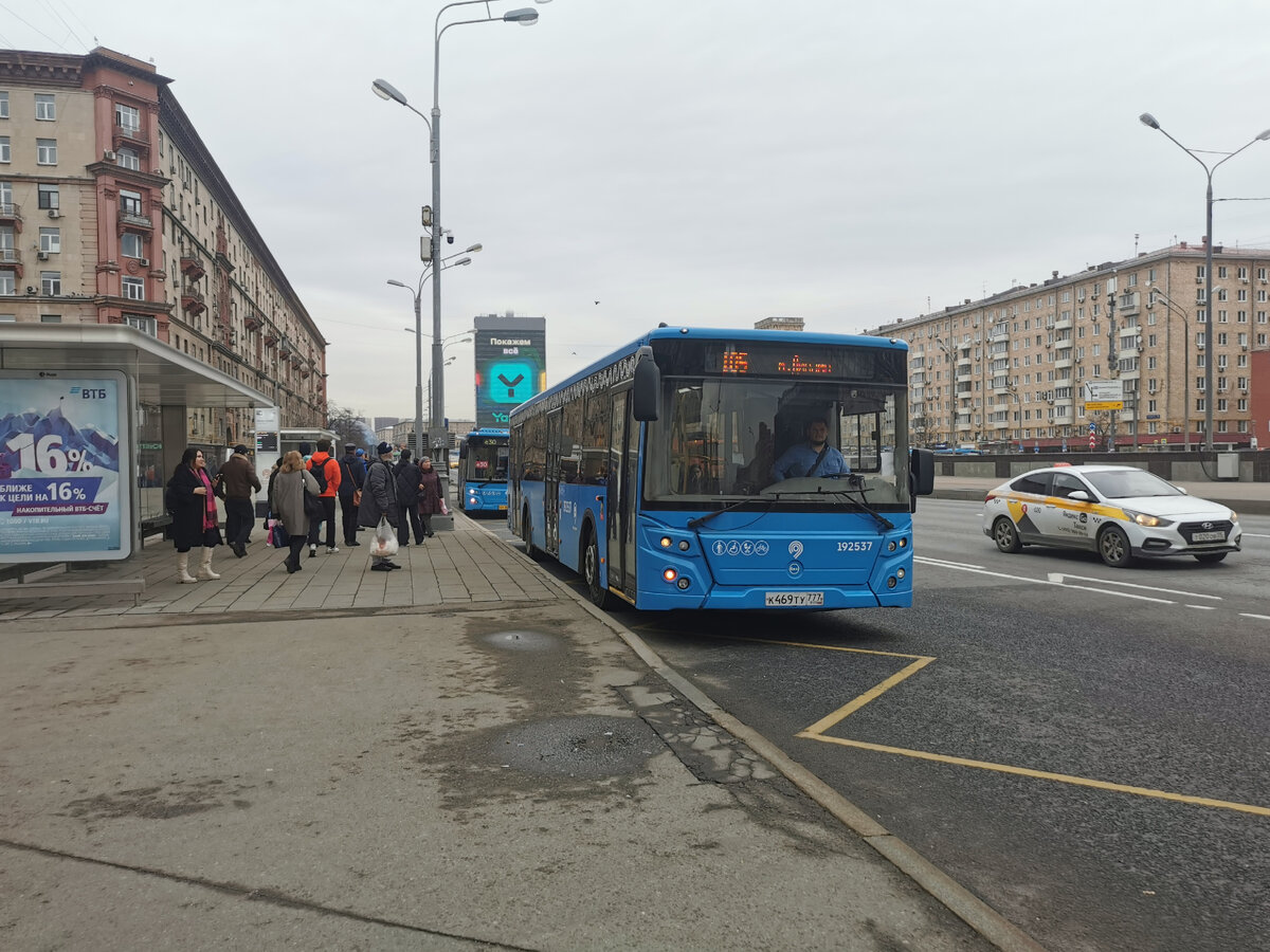 А вот теперь остановка "Метро "Сокол"" на Ленинградском проспекте. Автобус 192537 ЛиАЗ-5292 на редкоходящем маршруте № 105.