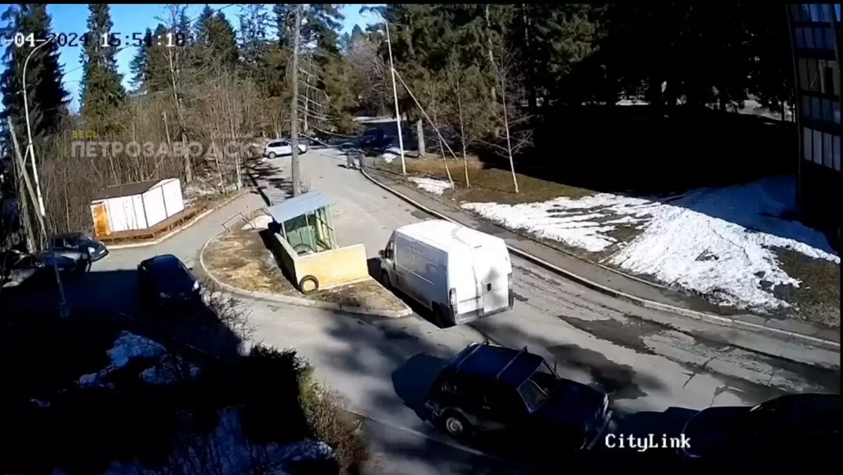     Видеоролик опубликовали в соцсети: ранее сообщалось, что под натиском ветра в городе рухнули десять деревьев.