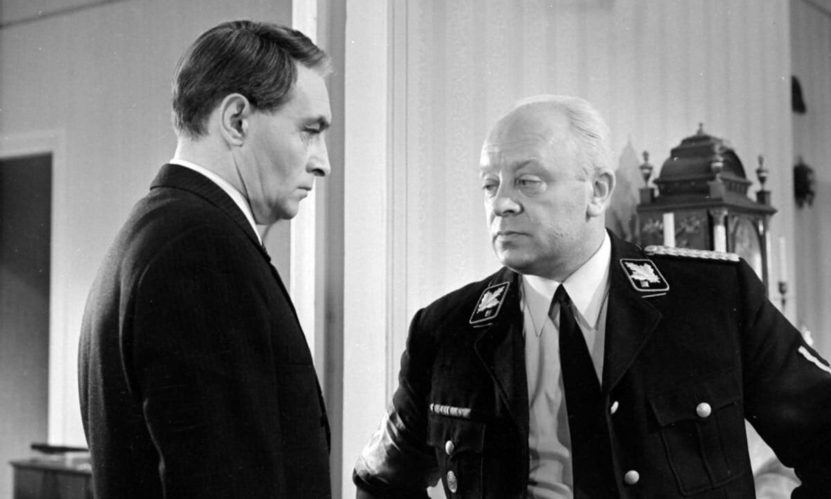 "Где Вы научились так хорошо стрелять? - В ДОСААФе - ответил Штирлиц и подумал: "А не сболтнул ли я чего-нибудь лишнего?" 