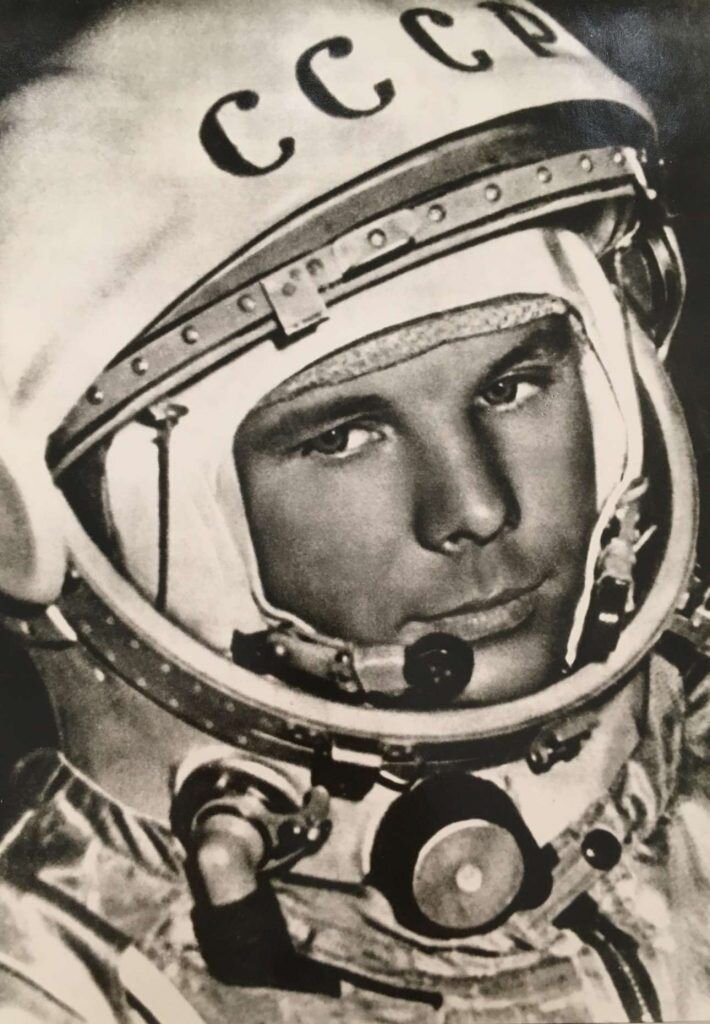 Эта фотография хранится у меня в папочке года этак так с 1982. Не знаю, откуда там взялась, 7 лет мне было. Ещё и Чапаев есть )