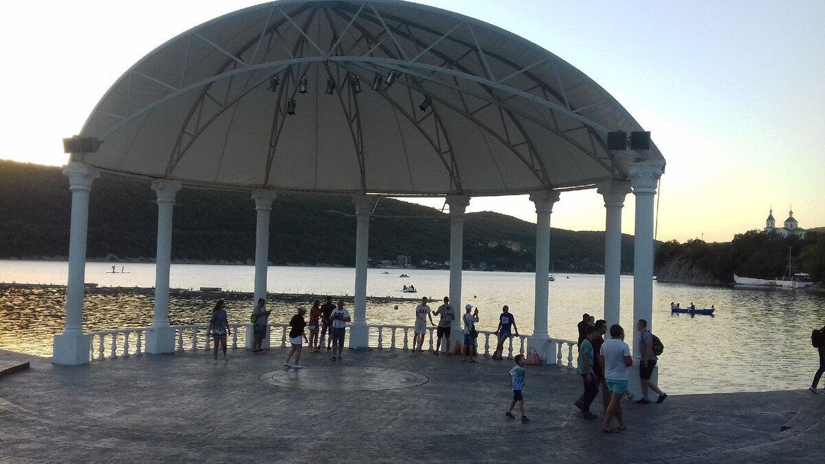 Ротонда на берегу знаменитого озера в "Абрау-Дюрсо", фото автора