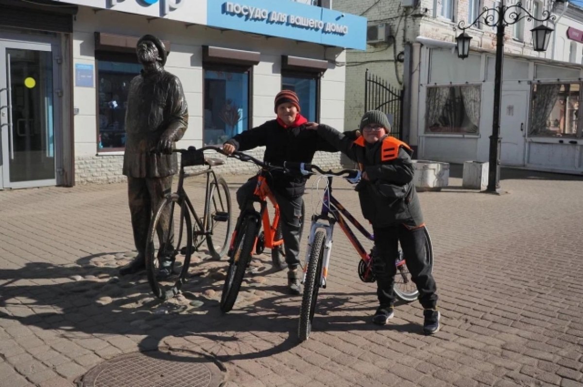   Циолковский с велосипедом на Театральной улице.