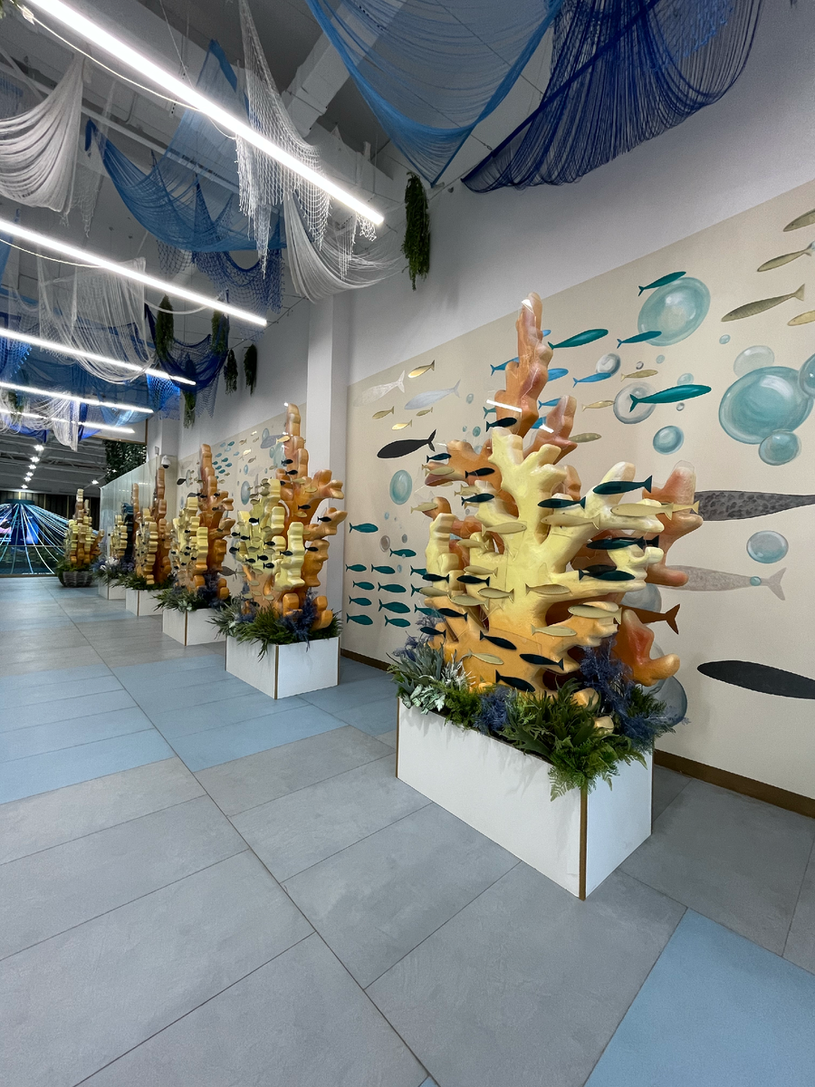 Вот около этих "водослей" фоткаются и детей фотографируют. Органично!