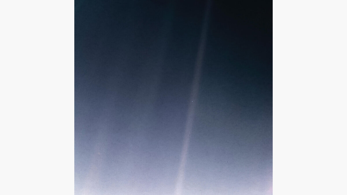 solarsystem.nasa.go📷Бледно-голубая точка: зонд «Вояджер-1» сделал этот снимок Земли на расстоянии 5,9 млрд км — перспектива столь отдаленная, что планету практически не разглядеть в ореоле солнечного света. На всем изображении она занимает 0,12 пикселя. Астрофизик Карл Саган, исполнившись трепетом к снимку, какой сам и попросил сделать, назвал Землю «бледно-голубой точкой». Аппарат «Кассини» в 2017 году сфотографировал Землю чуть ближе — на расстоянии 1,4 млрд км из-за колец Сатурна. Менее хрупкой она казаться не стала