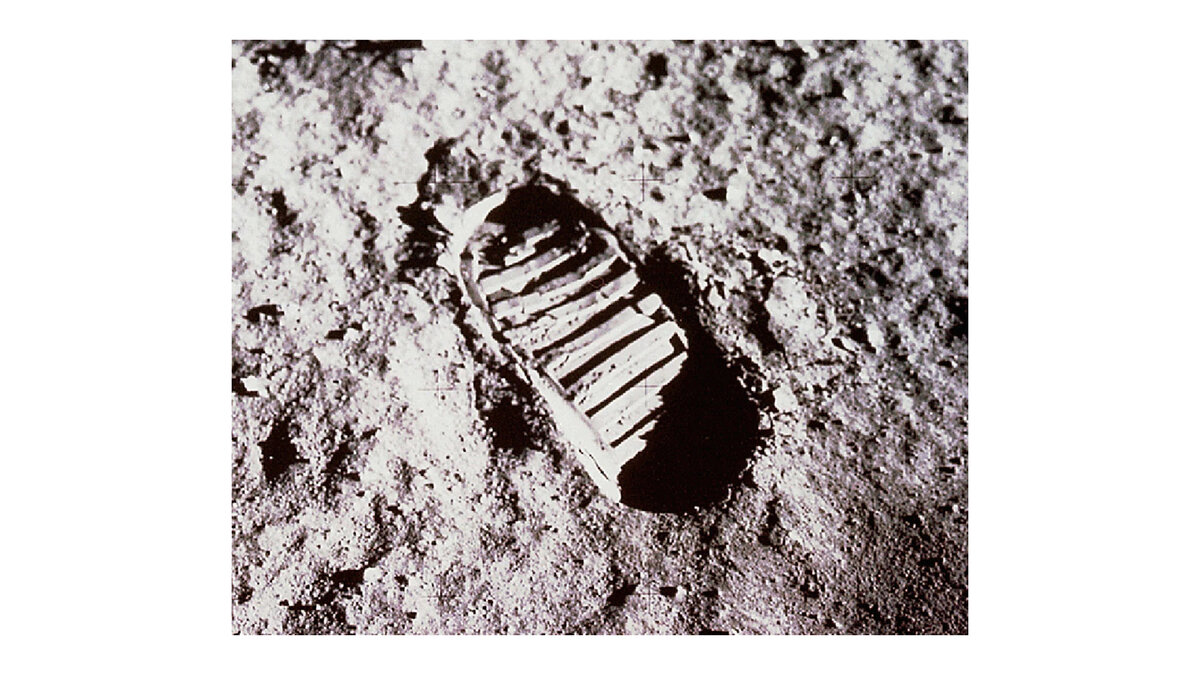 nasa.gov📷След на Луне: отпечаток рифленой подошвы в мелкой лунной пыли застыл не только на этом фото 1969 года, но и на поверхности спутника. Из-за отсутствия атмосферы следы всех побывавших на Луне людей сохранились там превосходно. Но первым на поверхность земного спутника ступил астронавт Нил Армстронг, выйдя из модуля «Аполлон 11»