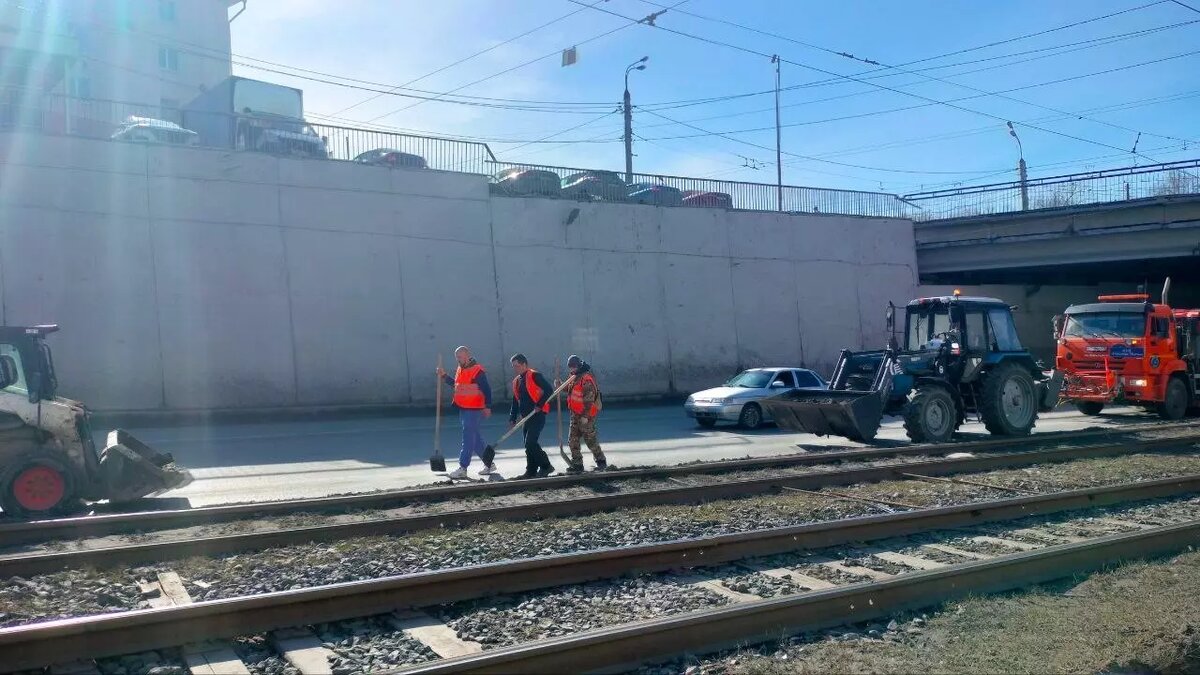     Жителей Казани возмущены, почему на дорогах скопилось много спецтехники. С подобным вопросом они обратились к мэрии под публикацией в Telegram.
