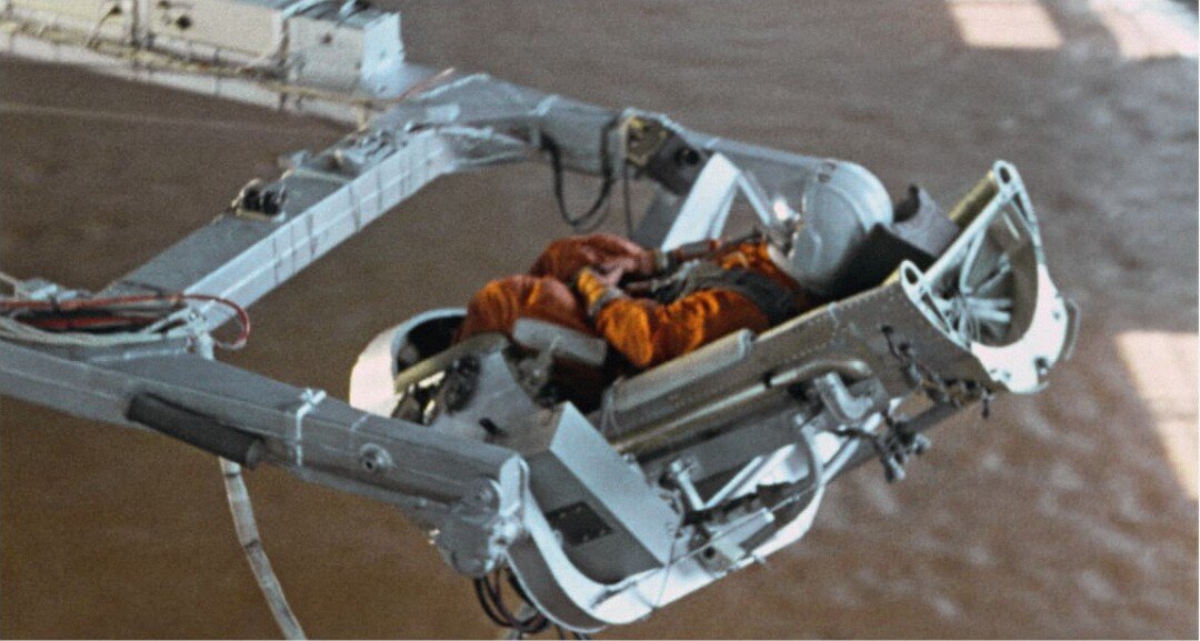 Юрий Гагарин во время вестибулярной тренировки в Центре подготовки космонавтов. 