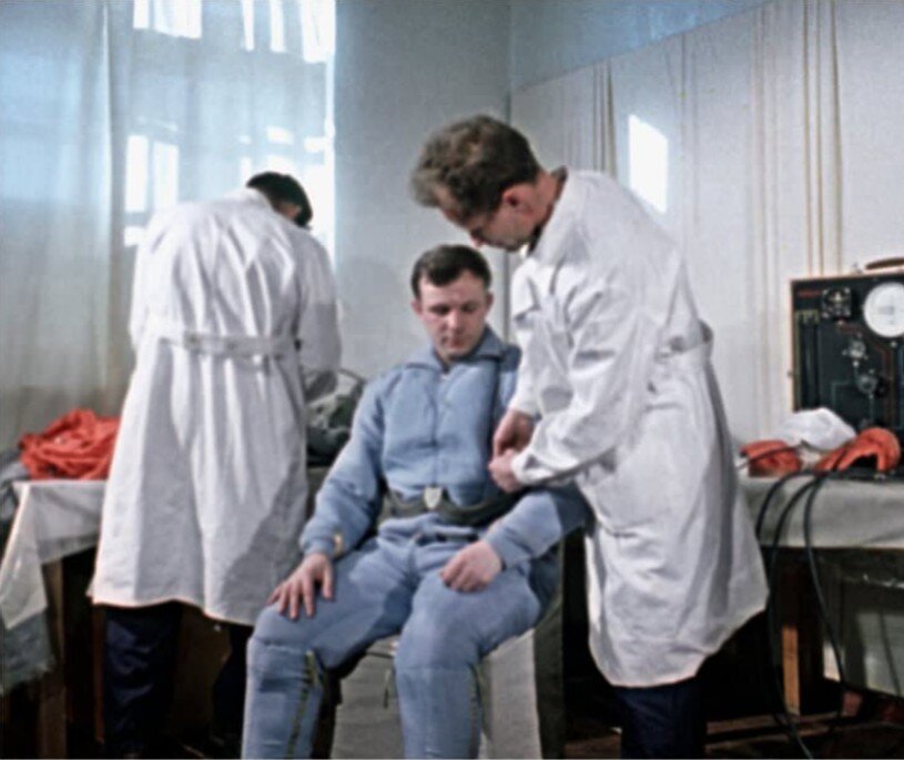 Юрий Гагарин проходит заключительный медицинский осмотр перед полётом в космос. Кадр из документального фильма "Первый рейс к звёздам". 