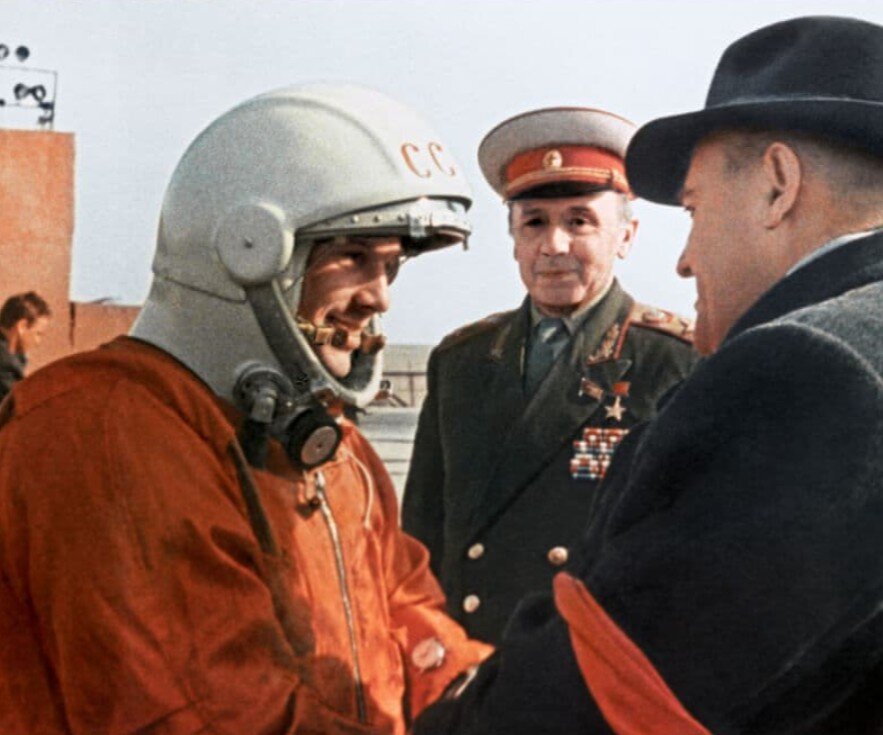 Последние напутствия главного конструктора Сергея Павловича Королёва (справа) Юрию Гагарину перед стартом. Космодром "Байконур", 12 апреля 1961 года.