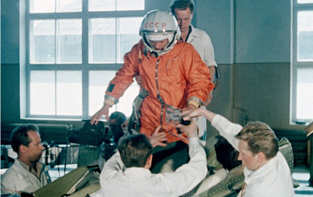 Юрий Гагарин во время предстартовой подготовки на космодроме "Байконур" перед полётом на космической ракете «Восток-1».