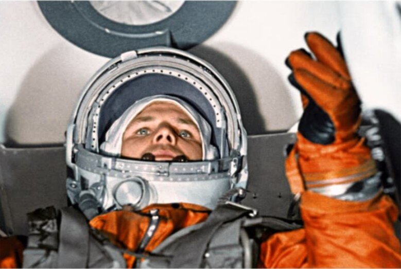 Космонавт Юрий Гагарин в кабине космического корабля «Восток-1» перед стартом. Космодром "Байконур", 12 апреля 1961 года. Кадр из документального фильма "Советы в космосе".