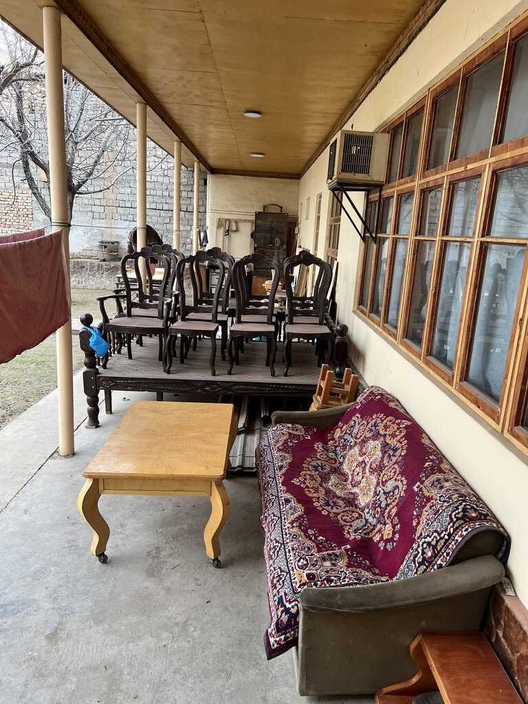 Внутренний дворик. Сын Зухры занимается изготовлением мебели, потому ее на фото очень много