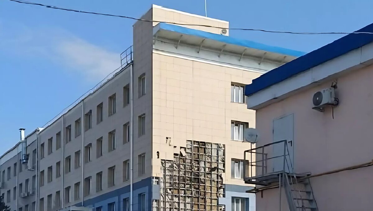     Утром 12 апреля в Белгороде объявили опасность атаки БПЛА. Вскоре после этого местные жители услышали громкие звуки. В Сети появились кадры дыма, а позднее — поврежденного здания в областном центре. В Минобороны РФ сообщили об уничтожении беспилотников. Ранены два человека.