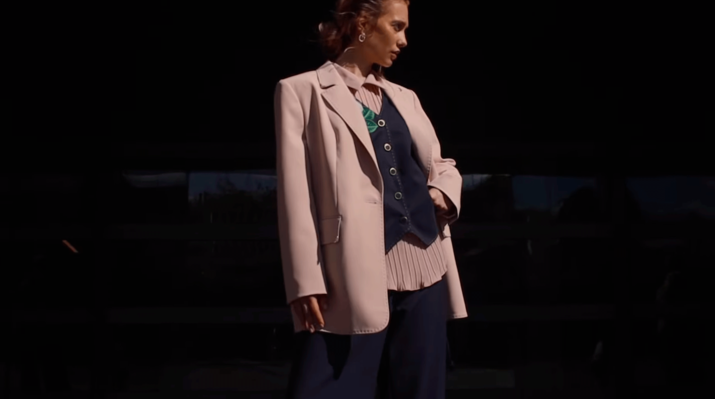 Кадр из видео SS2024 Caterina Leman. 