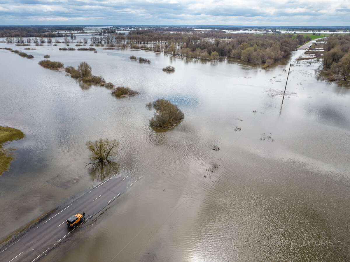 Узнал, зачем трактор перевозит людей в прицепе через реку 💦🚜