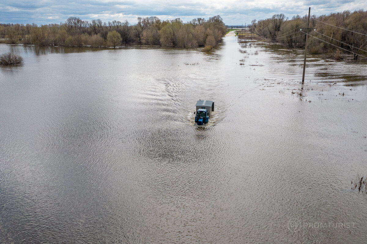 Узнал, зачем трактор перевозит людей в прицепе через реку 💦🚜