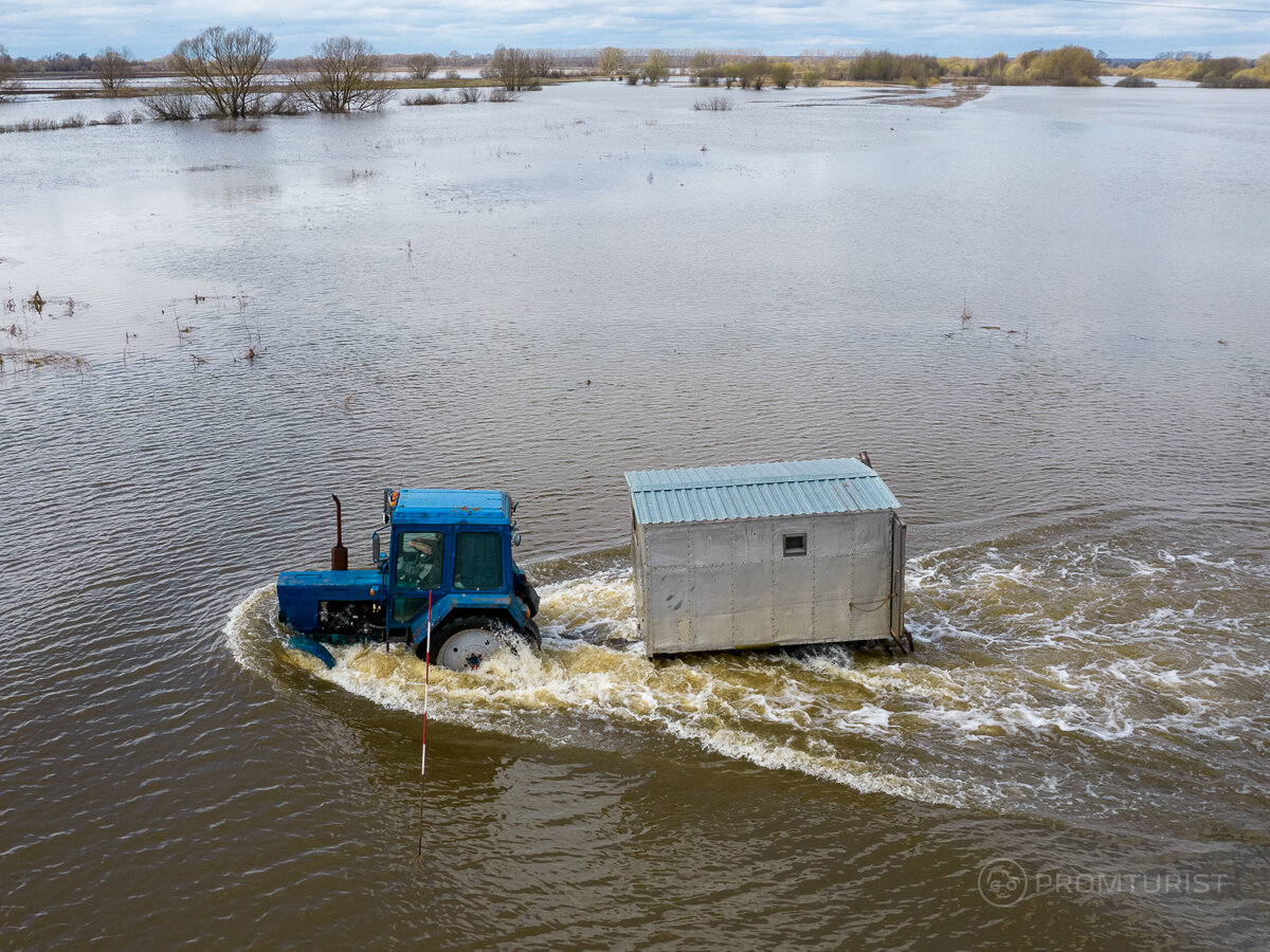 Узнал, зачем трактор перевозит людей в прицепе через реку 💦🚜