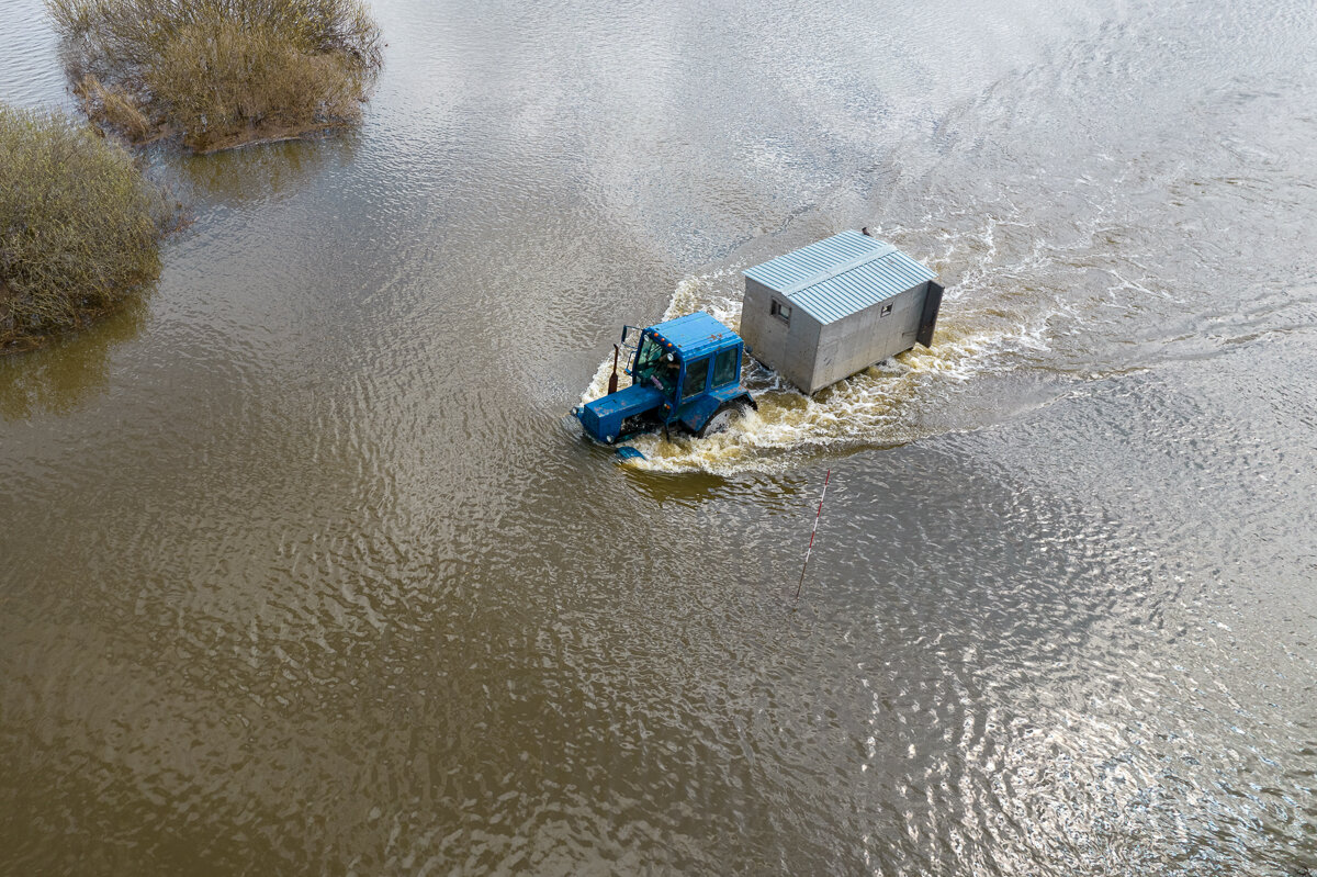 Узнал, зачем трактор перевозит людей в прицепе через реку 💦🚜