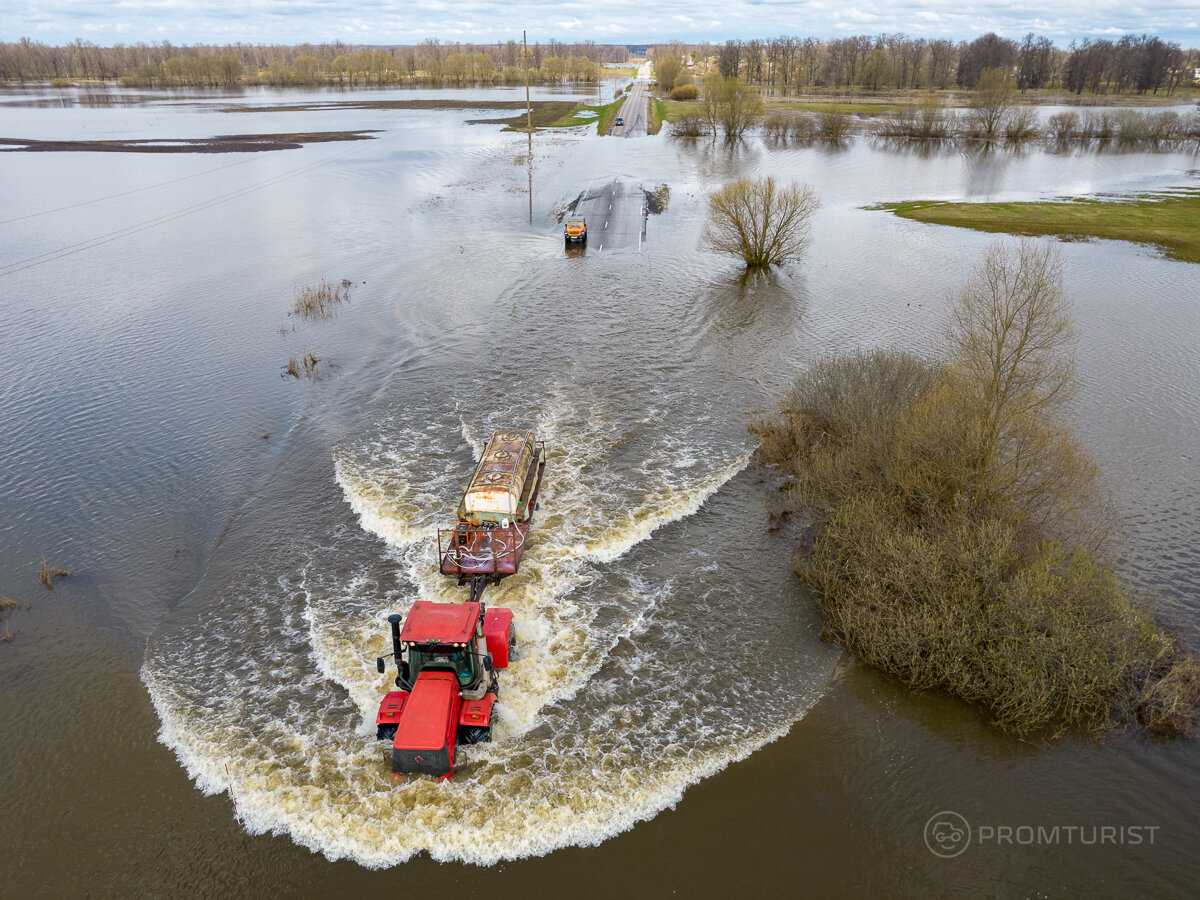 Узнал, зачем трактор перевозит людей в прицепе через реку 💦🚜