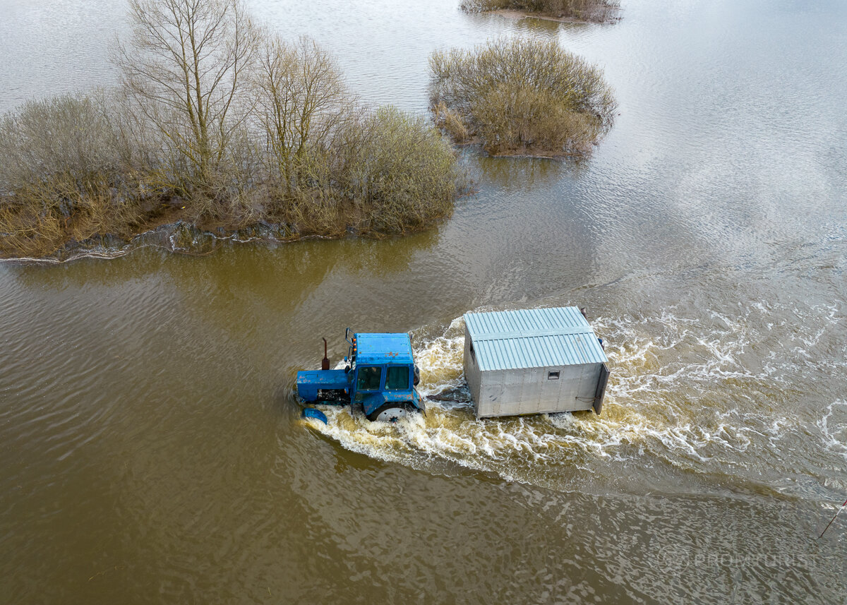 Узнал, зачем трактор перевозит людей в прицепе через реку 💦🚜