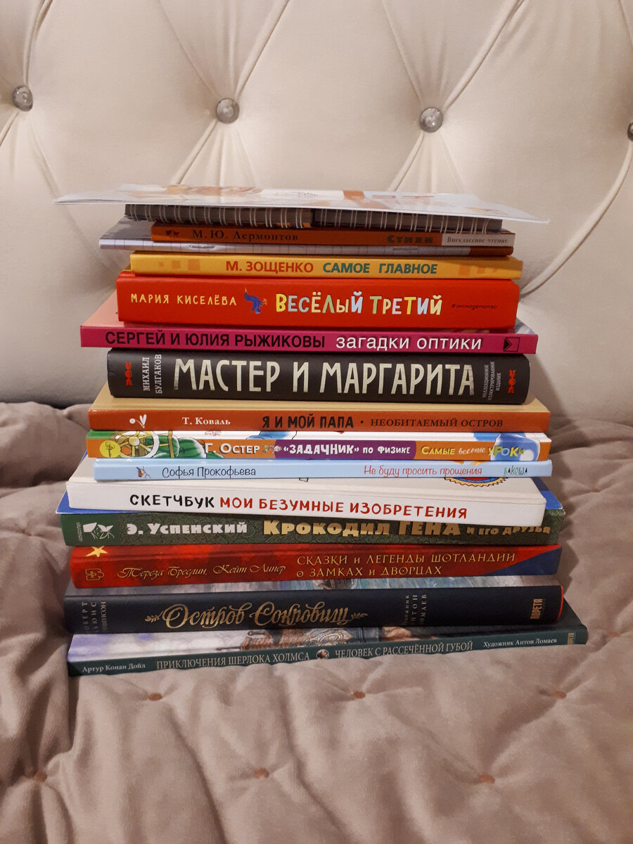 Такие книжные стопочки я получала раз в месяц