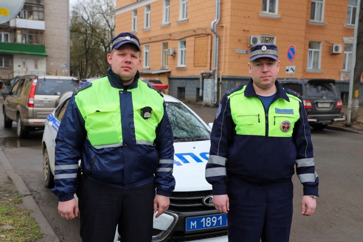 Сотрудники ДПС эвакуировали жильцов из горящей многоэтажки в Пскове | АиФ- Псков | Дзен