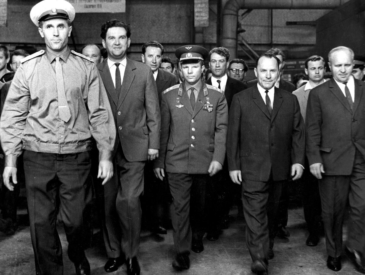 Юрий Гагарин на встрече с работниками брянского предприятия.