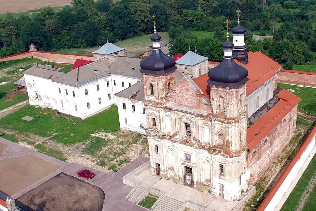 Монастырь и храм в деревне Юровичи