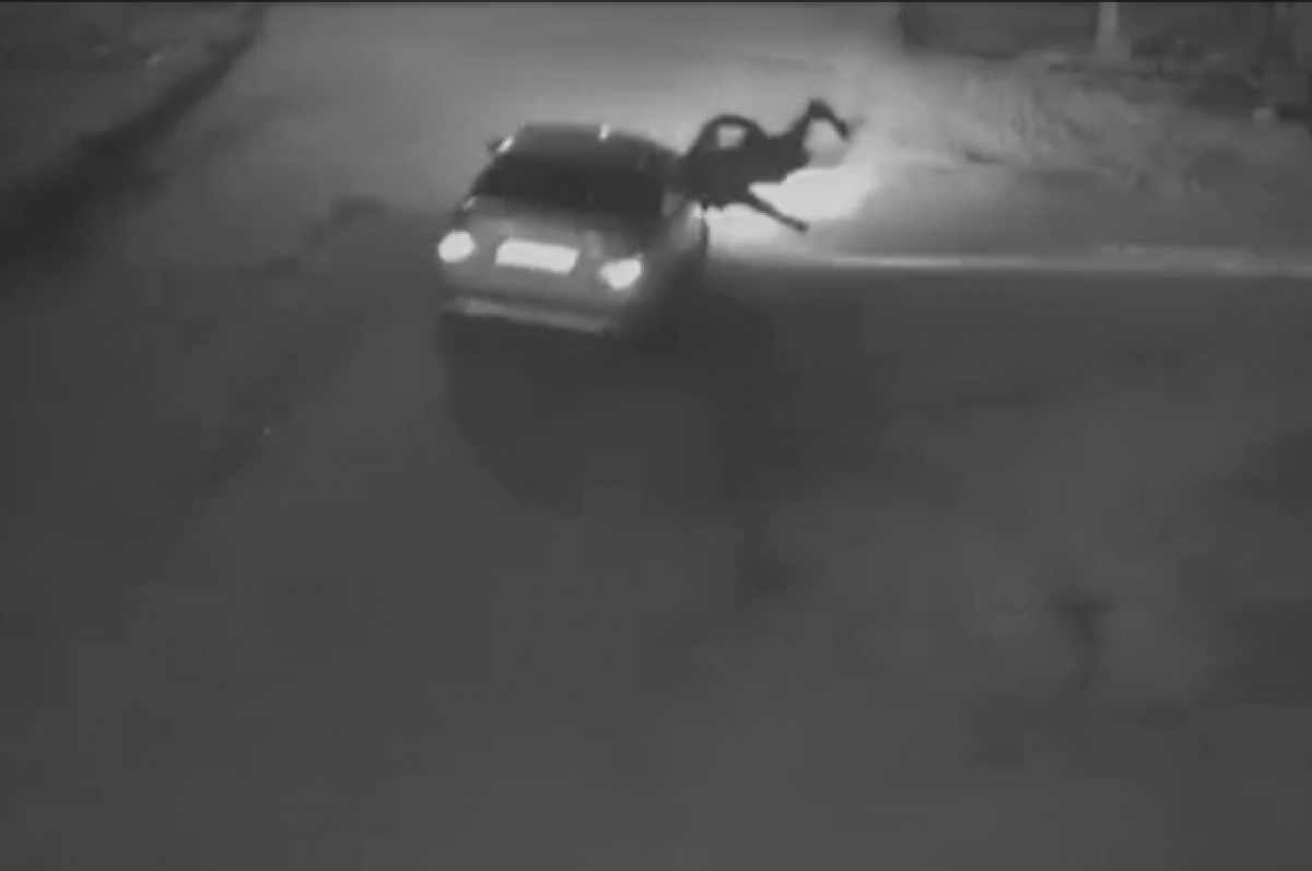    Опубликовано видео с автомобилем, сбившем двух подростков в Улан-Удэ