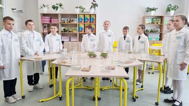 Ученики школы № 21 приглашают экскурсантов на мастер-класс по посадке микрозелени с помощью джутового коврика