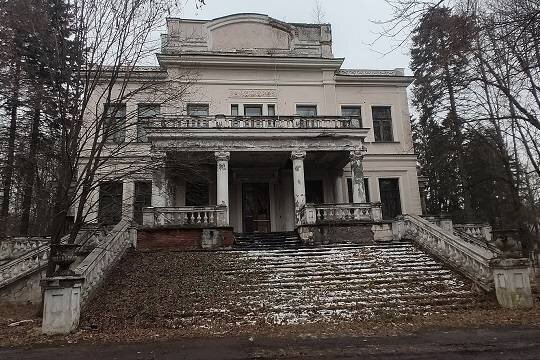    Связанная с семьей бывшего губернатора Кубани Ткачева компания купила дачу Сталина с бункером