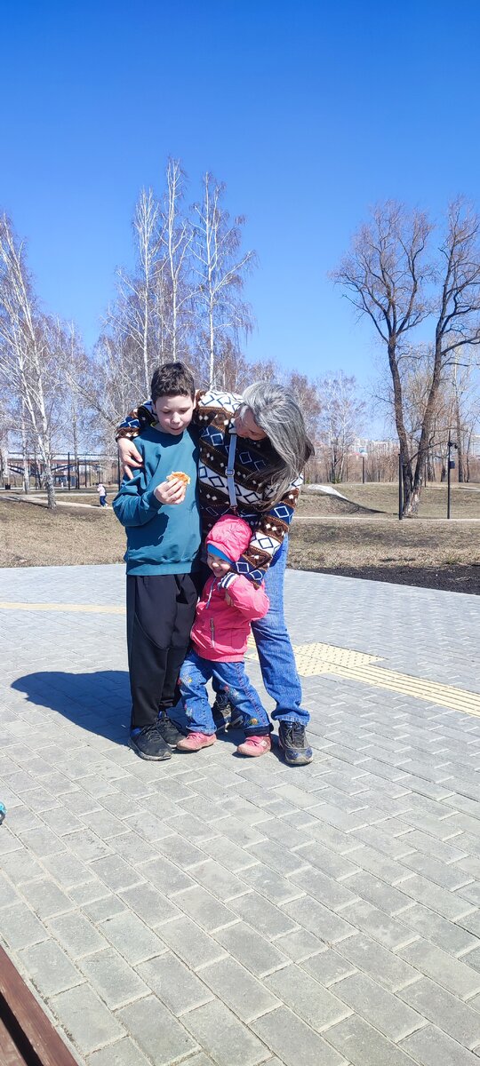 В тесном кругу.