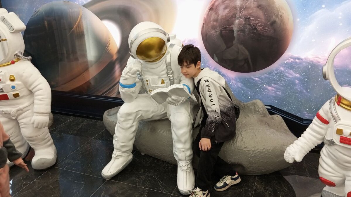 внук подсказывает космонавту. какую песню выбрать