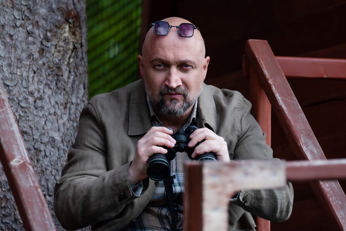 Анатолич (Гоша Куценко). Источник фото: https://www.kino-teatr.ru/kino/movie/ros/159139/foto/1547320/