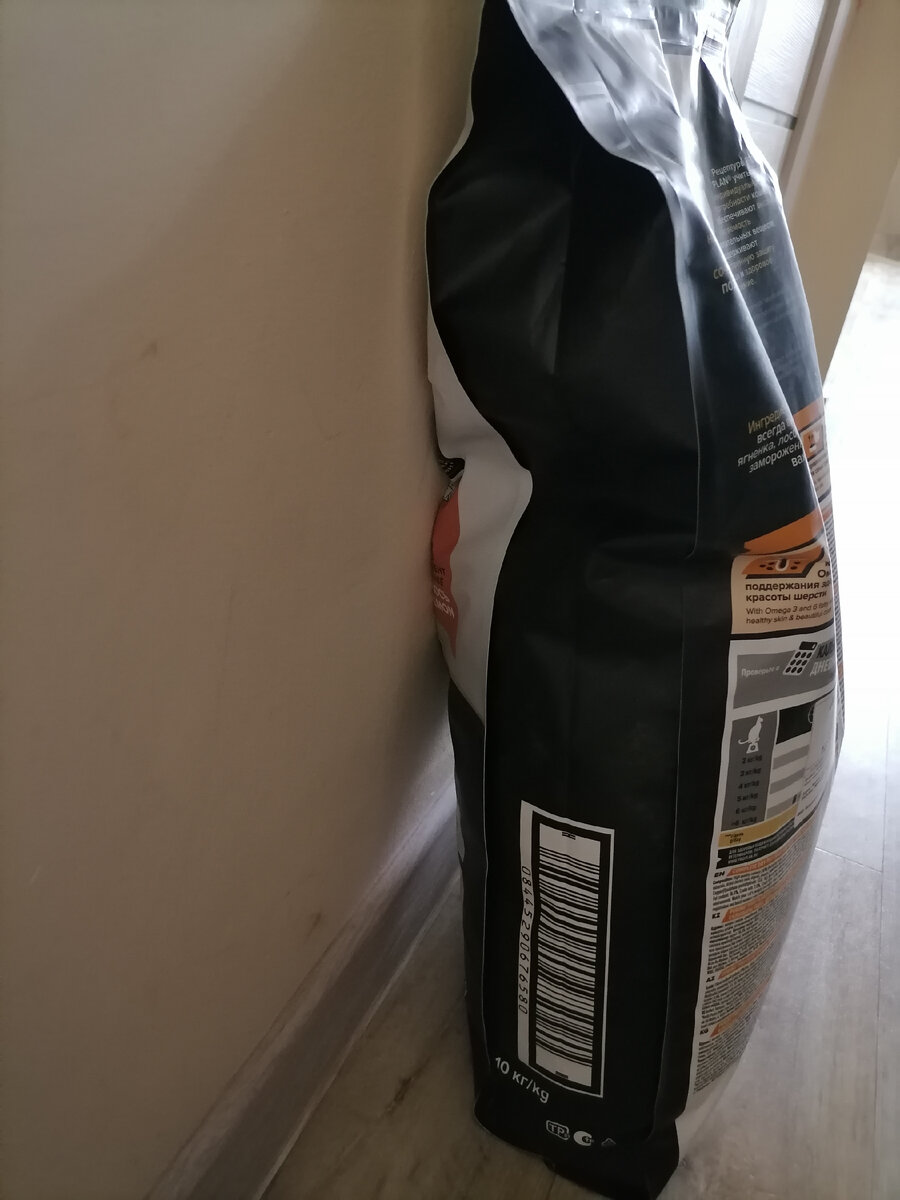 На упаковке кот на весах, а не на горшке.