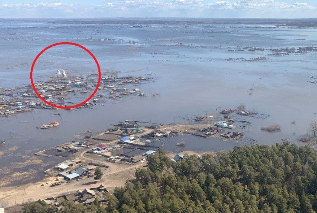 Храм на пригорке, его не затопило. Фото: телеграм-канал губернатора Курганской области Вадима Шумкова.