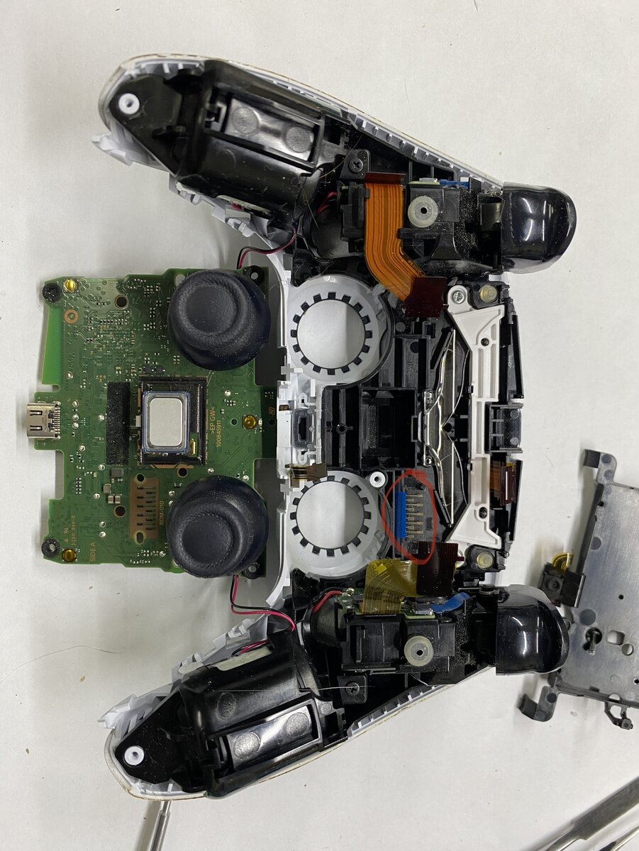 Нужно проверить нет ли тут окислов или других посторонних предметов .если есть нужно убрать их и обезжирить любым обезжиривателем или спиртом и так же сделать на материнской плате геймпада .