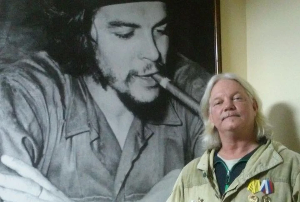 - Я ненавижу фашизм, - на помеси русско-английского-украинского объясняет ополченец, похлопывая по кепке со звездой. - Мой герой - Че Гевара, а современный фашизм — это политика США.  