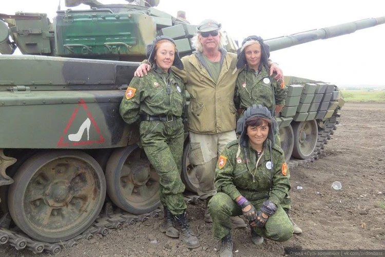 Снимок на память с экипажем, в котором только девушки - «Оса», «Лиса» и «Ветерок». (Состязание танковых экипажей армий ДНР и ЛНР, сентябрь, 2016 год) Фото: личный архив Рассела Бентли.