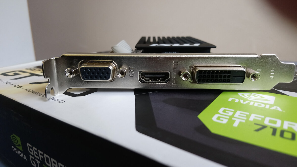 Все три разъёма-VGA, HDMI,DVI.